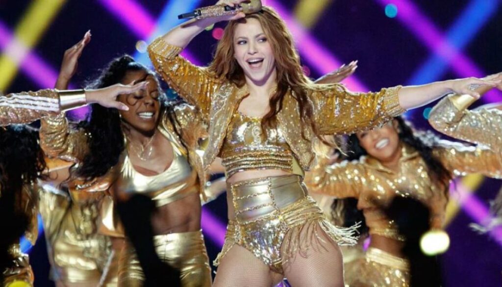 1595430157-shakira-dona-buena-causa-prendas-llevo-su-historico-super-bowl-jennifer-lopez